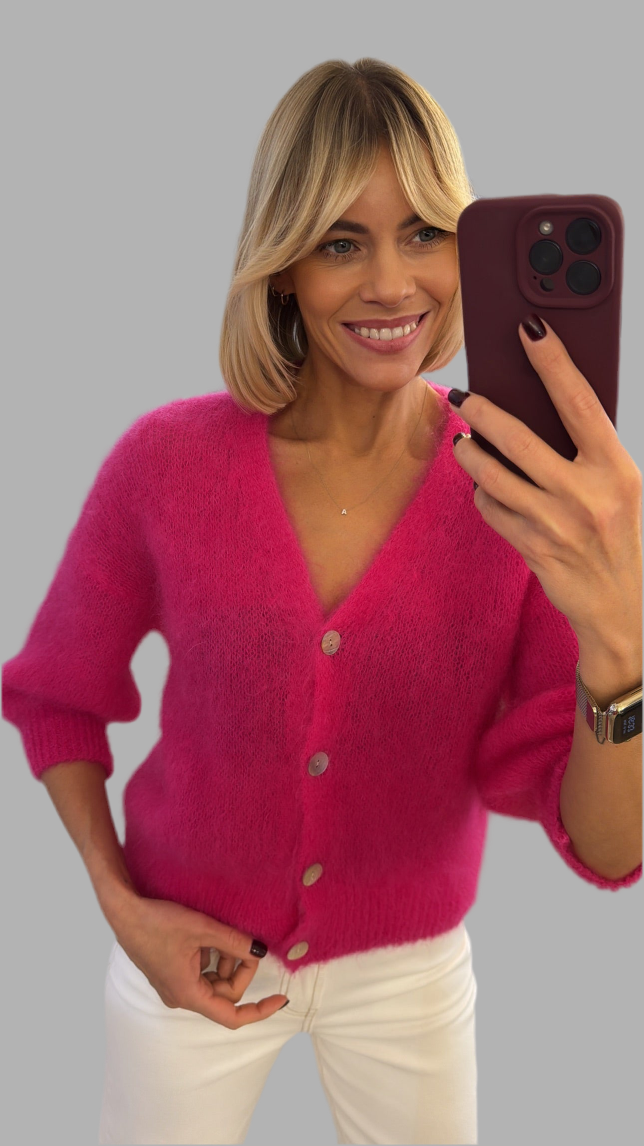 Megztinis pūkelis su sagutėmis