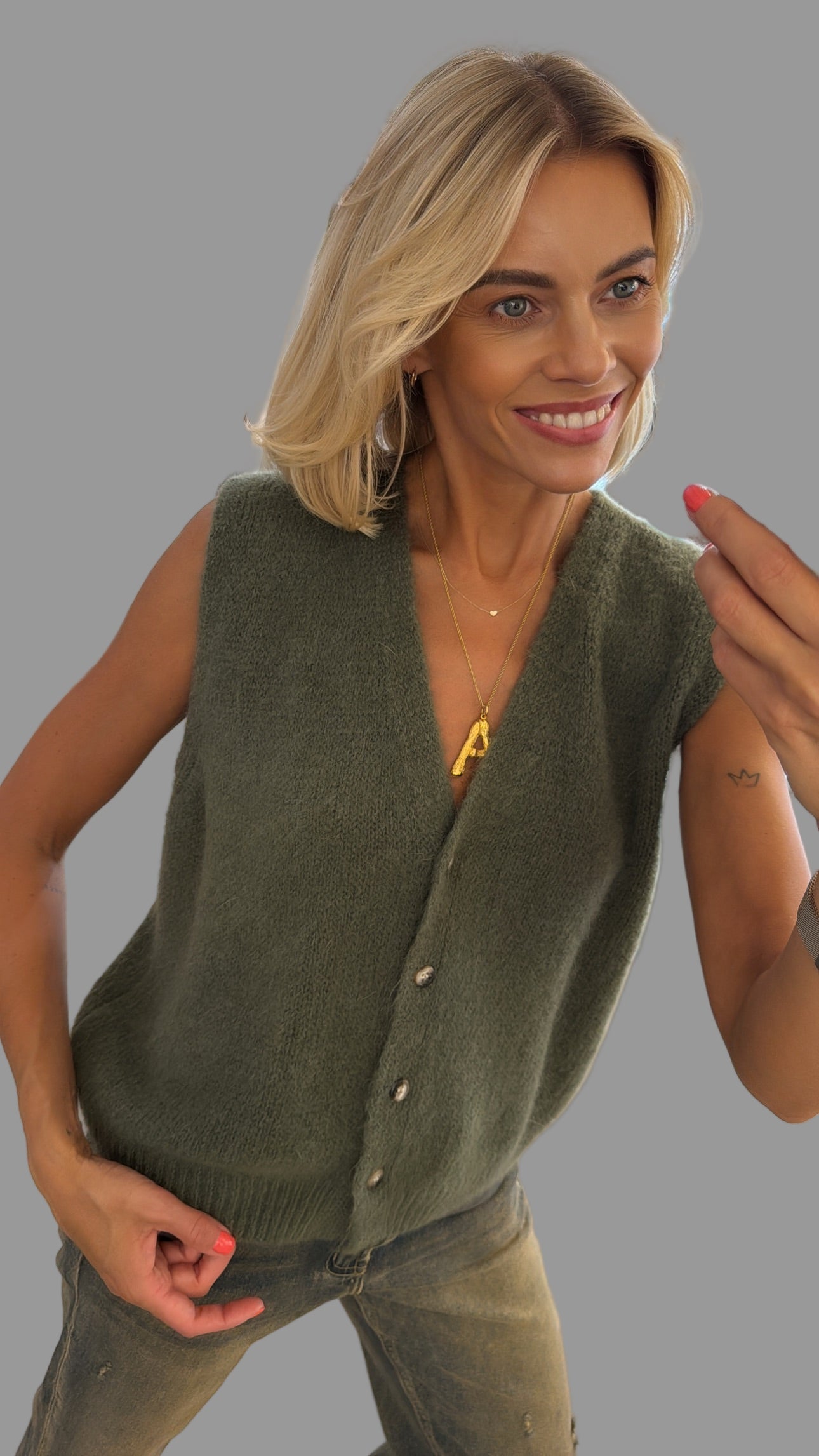 Liemenė su sagutėmis