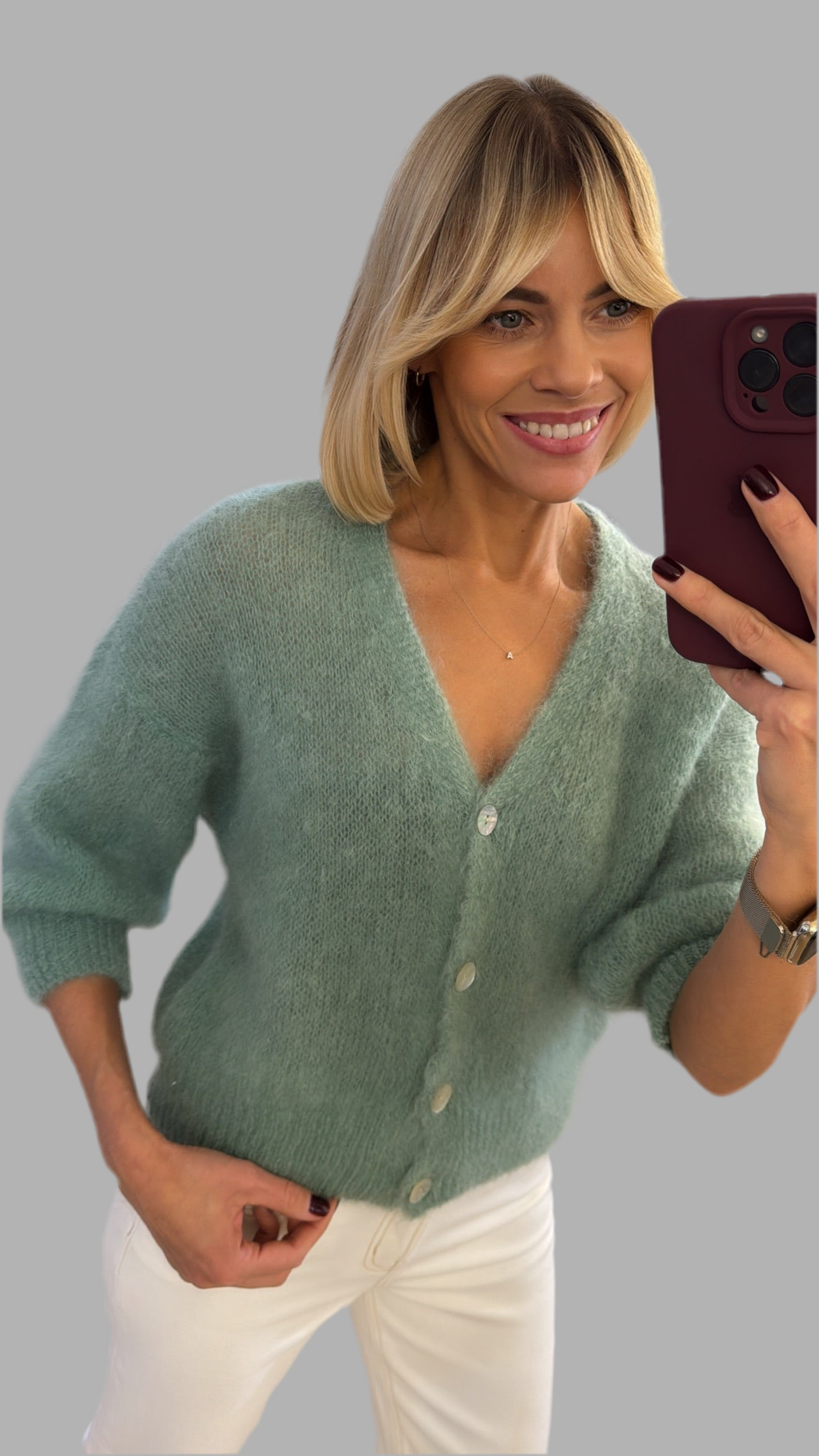 Megztinis pūkelis su sagutėmis