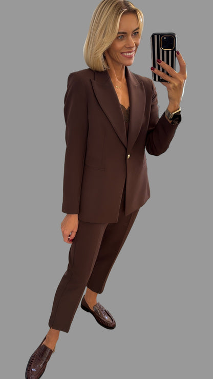 Kostiumas su švarku