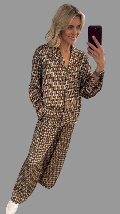 Kostiumas su kelnėmis