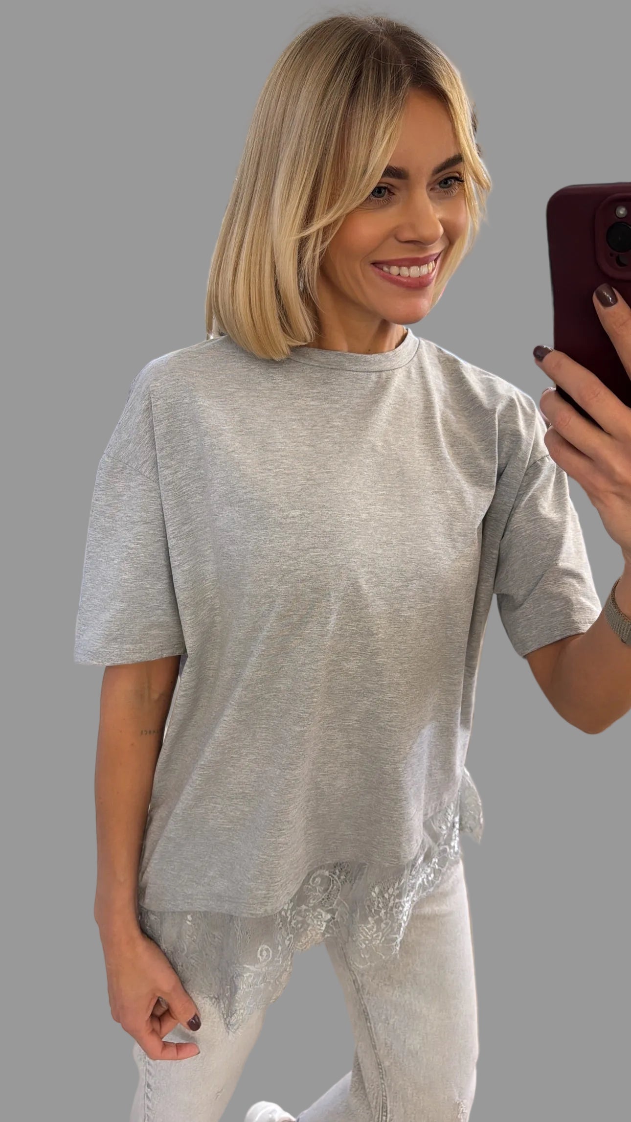 Marškinėliai su nėriniu apačioje