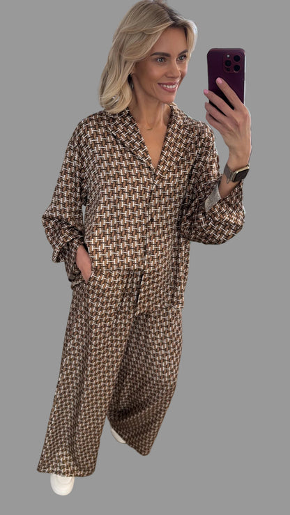 Kostiumas su kelnėmis