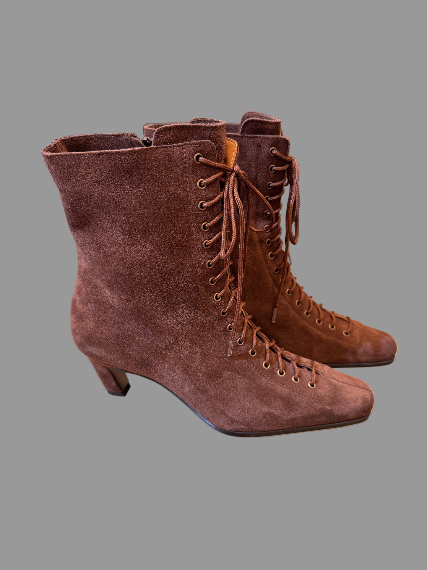 Batai ant mažo kulniuko