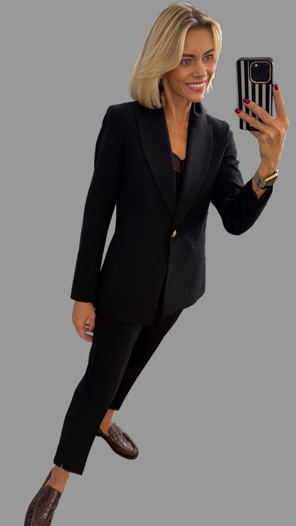 Kostiumas su švarku