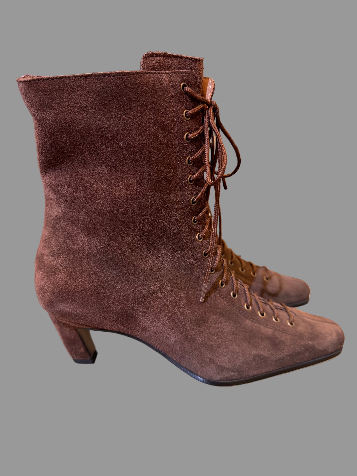 Batai ant mažo kulniuko