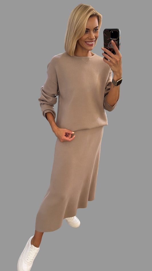 Kostiumas su sijonu ”MELANIJA”