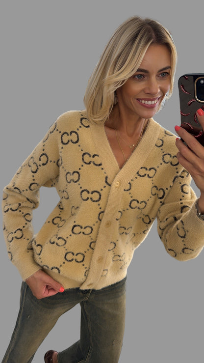 Megztinis su sagutėmis