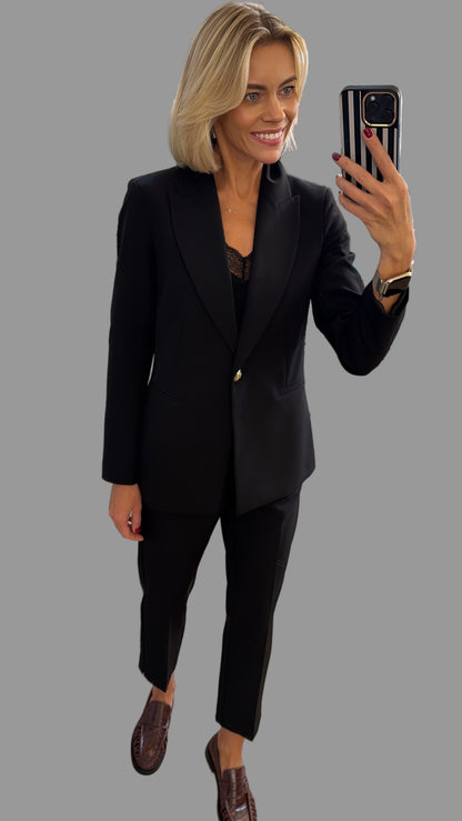 Kostiumas su švarku