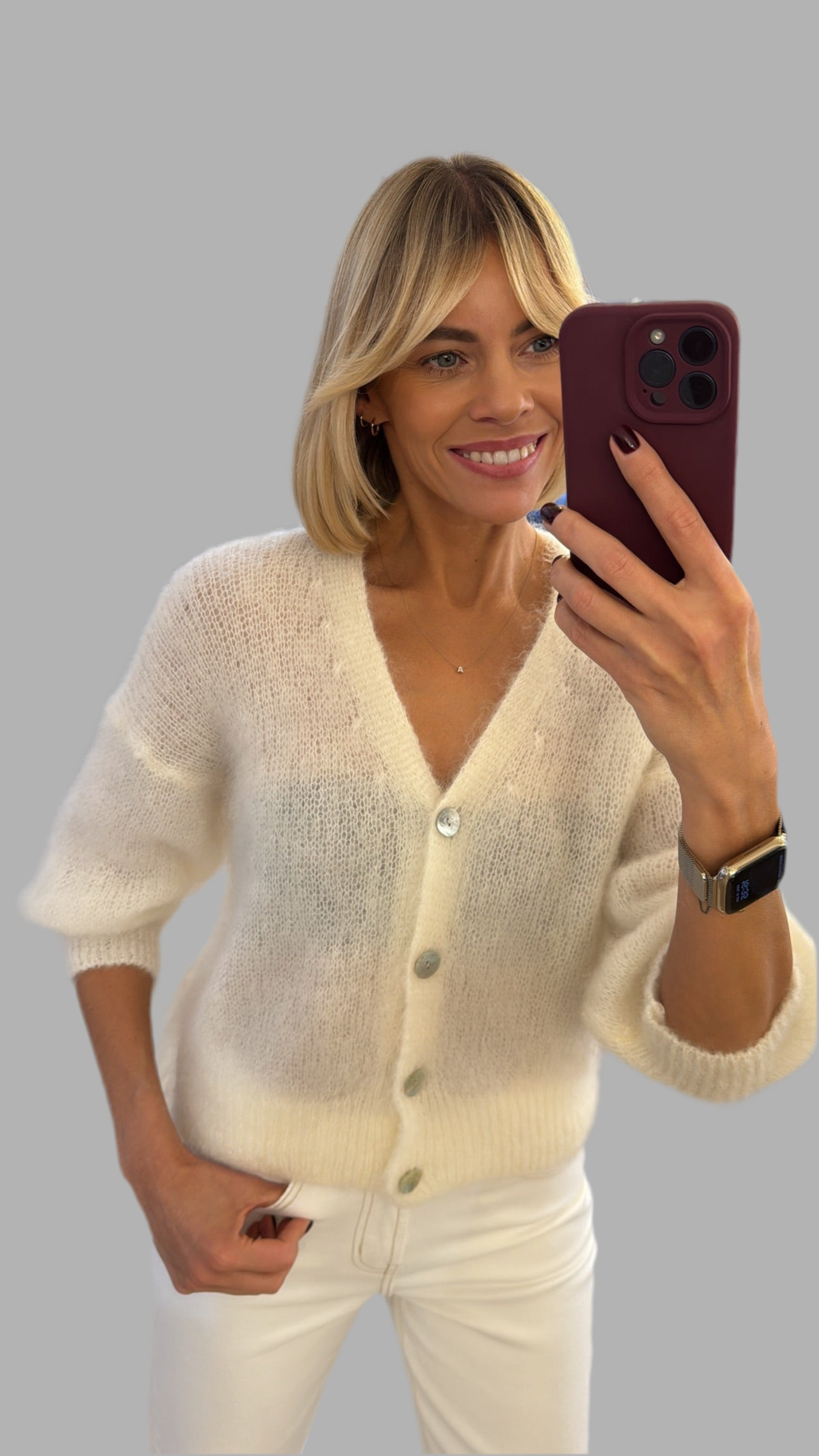 Megztinis pūkelis su sagutėmis