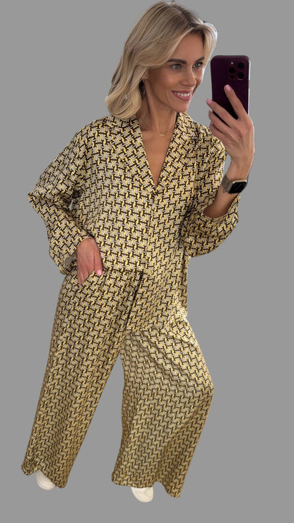 Kostiumas su kelnėmis