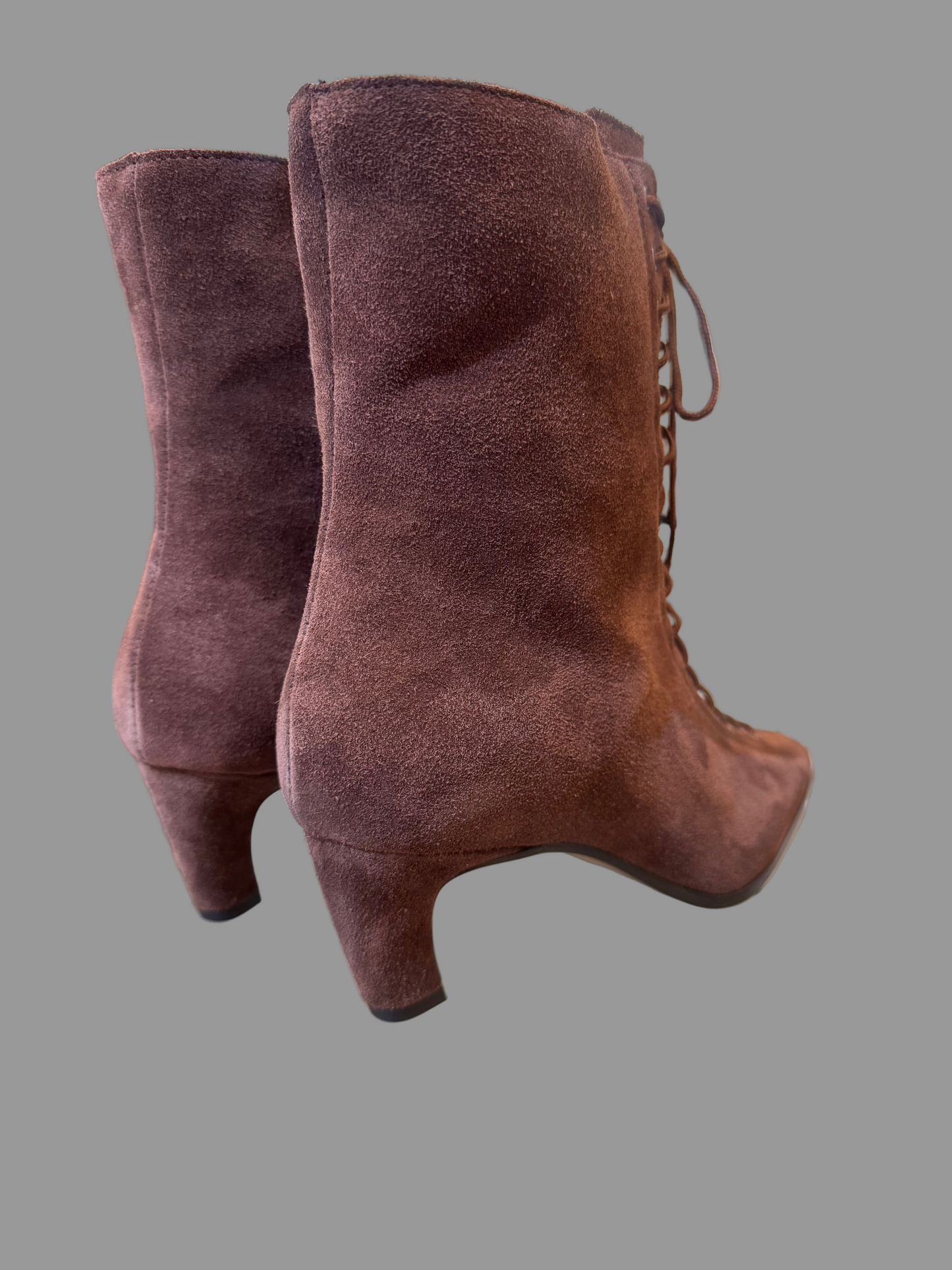 Batai ant mažo kulniuko