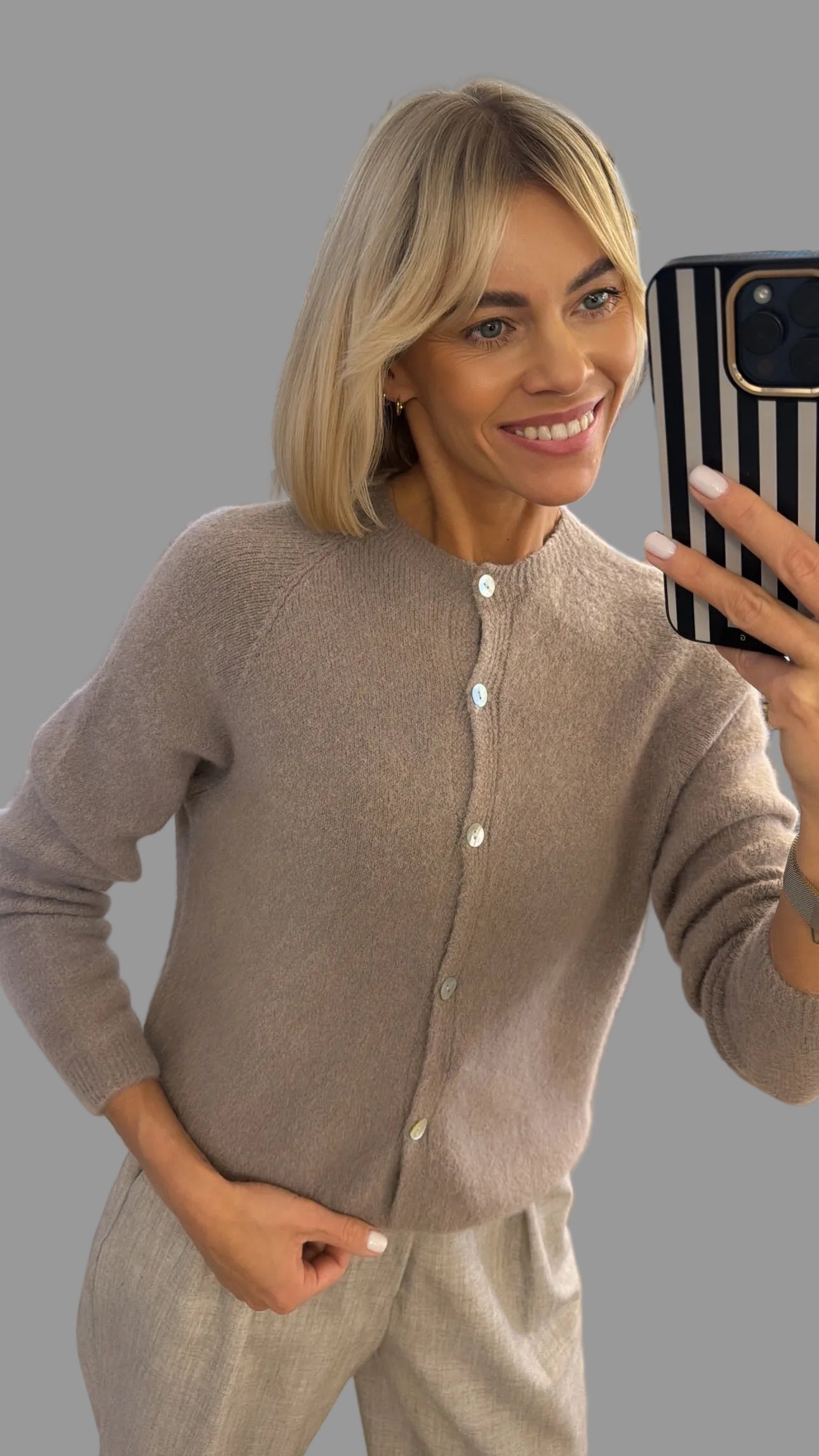 Megztinis su sagutėmis